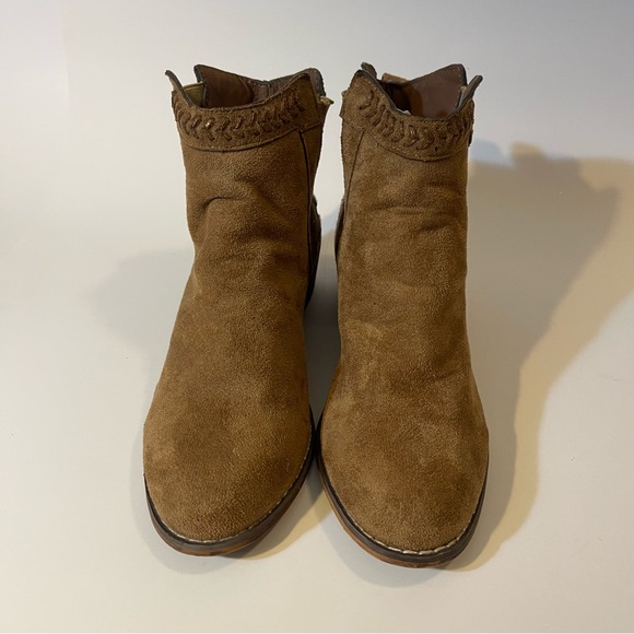 Tiara Women's Ankle Boots with Embroidered Flowers - Picture 4 of 10